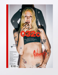 032C ISSUE #47 – SUMMER 2025 červené logo