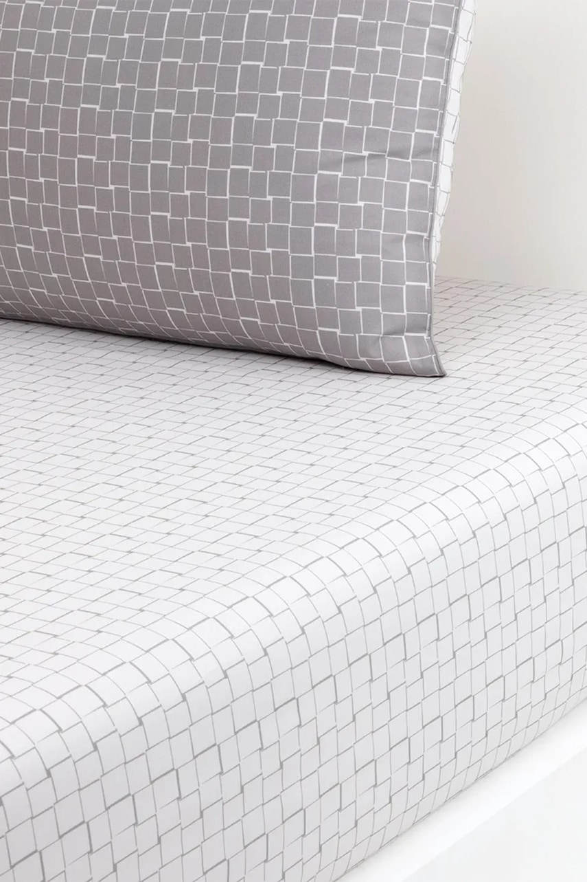 Bavlněné prostěradlo s gumou Lacoste L BLOCK Greige 90 x 200 cm