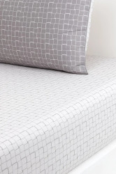 Bavlněné prostěradlo s gumou Lacoste L BLOCK Greige 90 x 200 cm