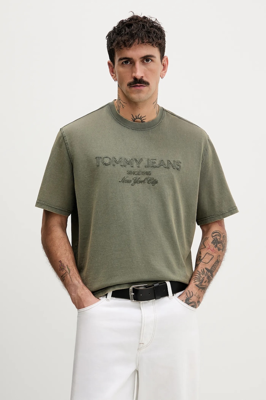 Bavlněné tričko Tommy Jeans pánské, zelená barva, s aplikací, DM0DM22330