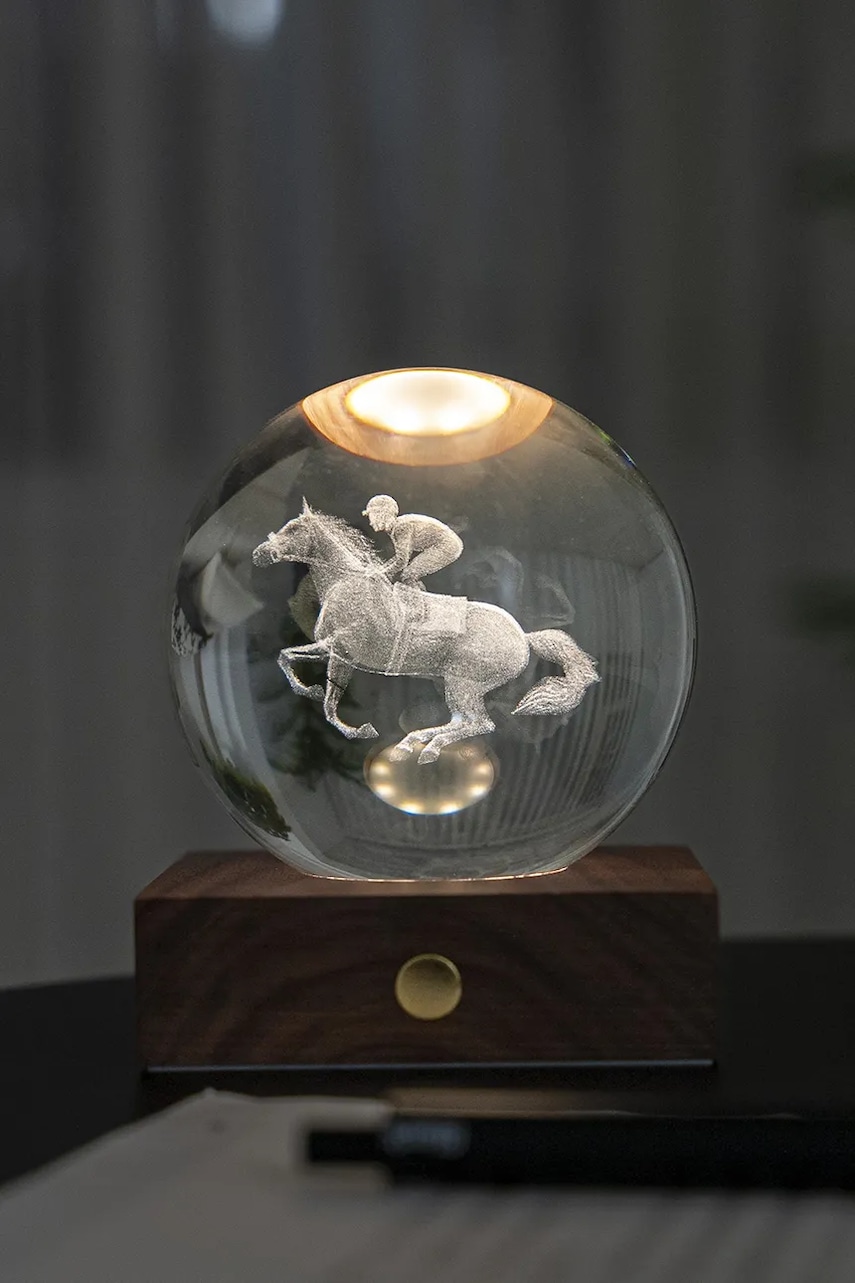 Bezdrátová stolní LED lampa Gingko Design Amber Crystal Light 9,5 x 8 cm