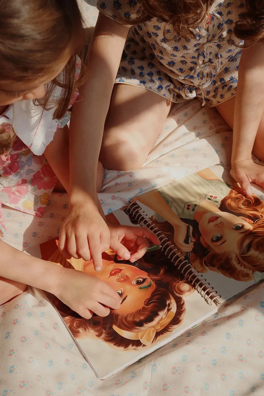 Brožura se samolepkami Konges Sløjd GLAM ME UP STICKER BOOK