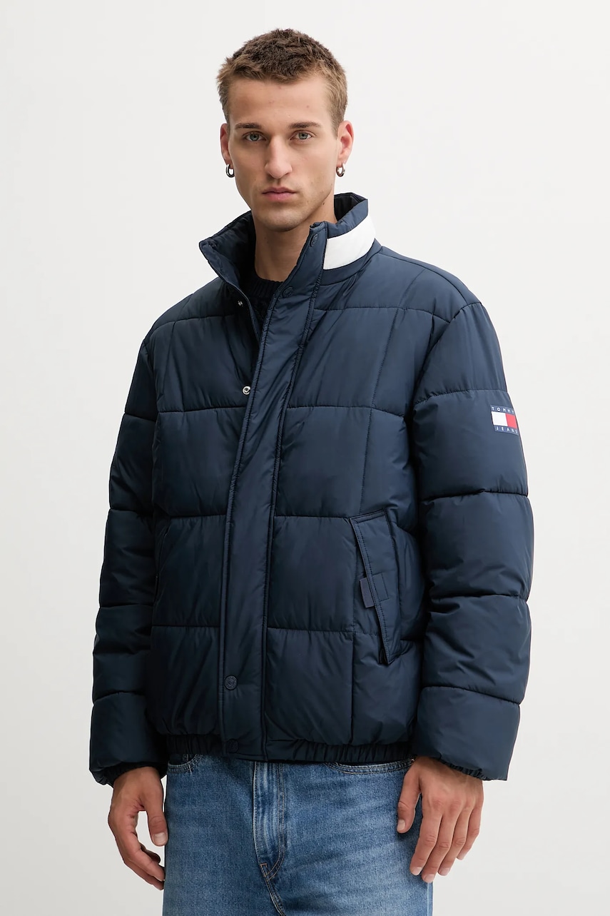 Bunda Tommy Jeans tmavomodrá barva, zimní, DM0DM22041