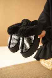 Capone Outfitters Furry Closed Toe Stoned Women's Slippers