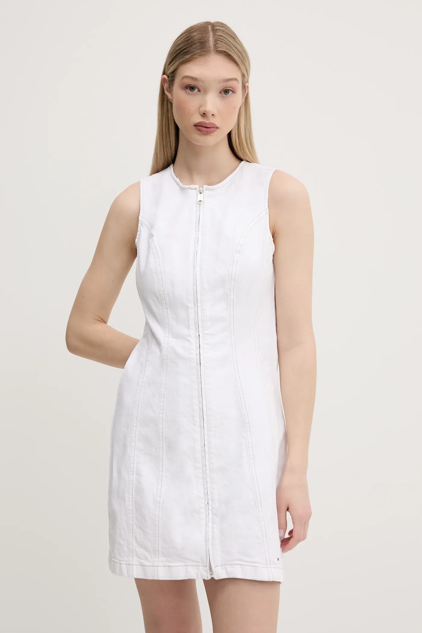 Džínové šaty Tommy Jeans bílá barva, mini, přiléhavé, DW0DW20420