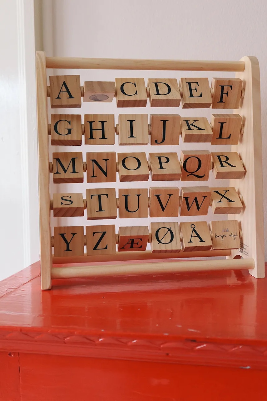 Konges Sløjd  Manipulační hračka  ABC WOODEN BLOCK FRAME FSC