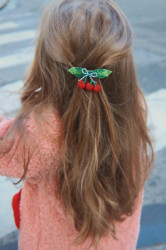 Konges Sløjd  sponka do vlasů dětská BEADED CHERRY BOW BIG HAIR CLIP