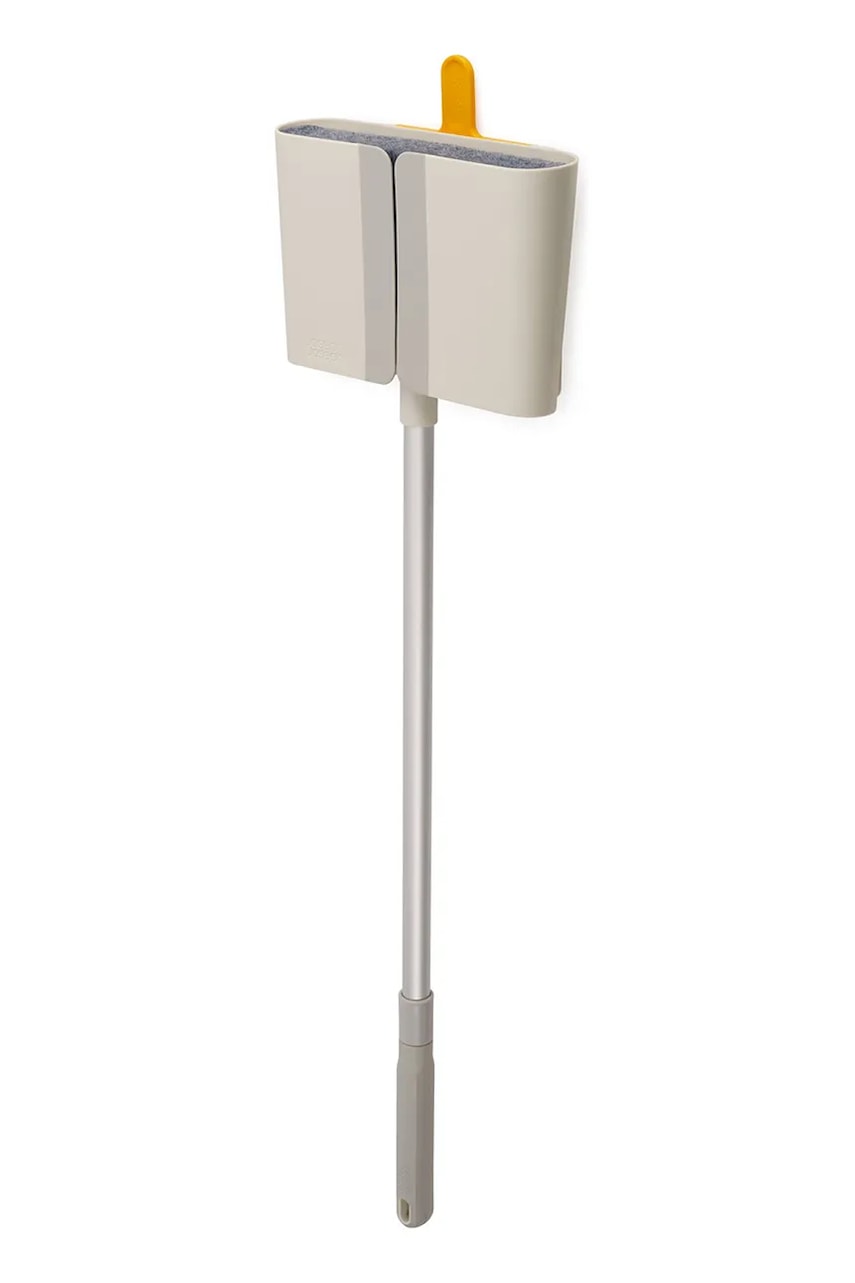 Koště s nástěnným věšákem Joseph Joseph Cleantech 94 x 26 cm