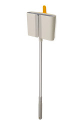 Koště s nástěnným věšákem Joseph Joseph Cleantech 94 x 26 cm