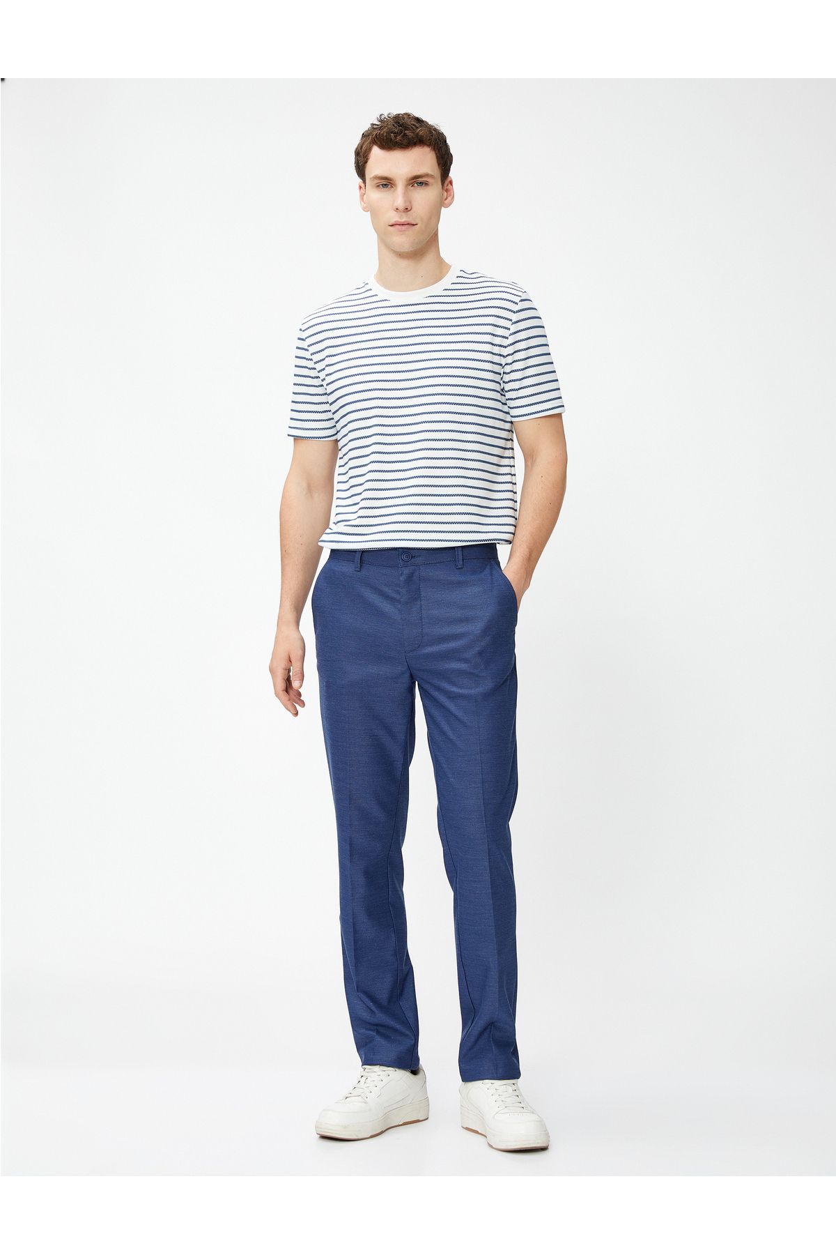 Kotonové látkové kalhoty, slim fit, s knoflíkovými detaily, kapsy.