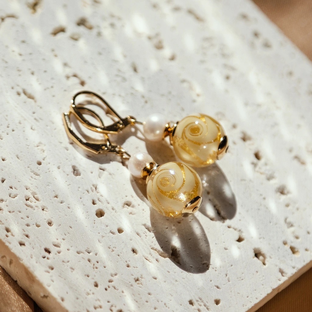 Lampglas Náušnice Golden Ball s 24karátovým zlatem v perlách Lampglas a říčními perlami ETB2