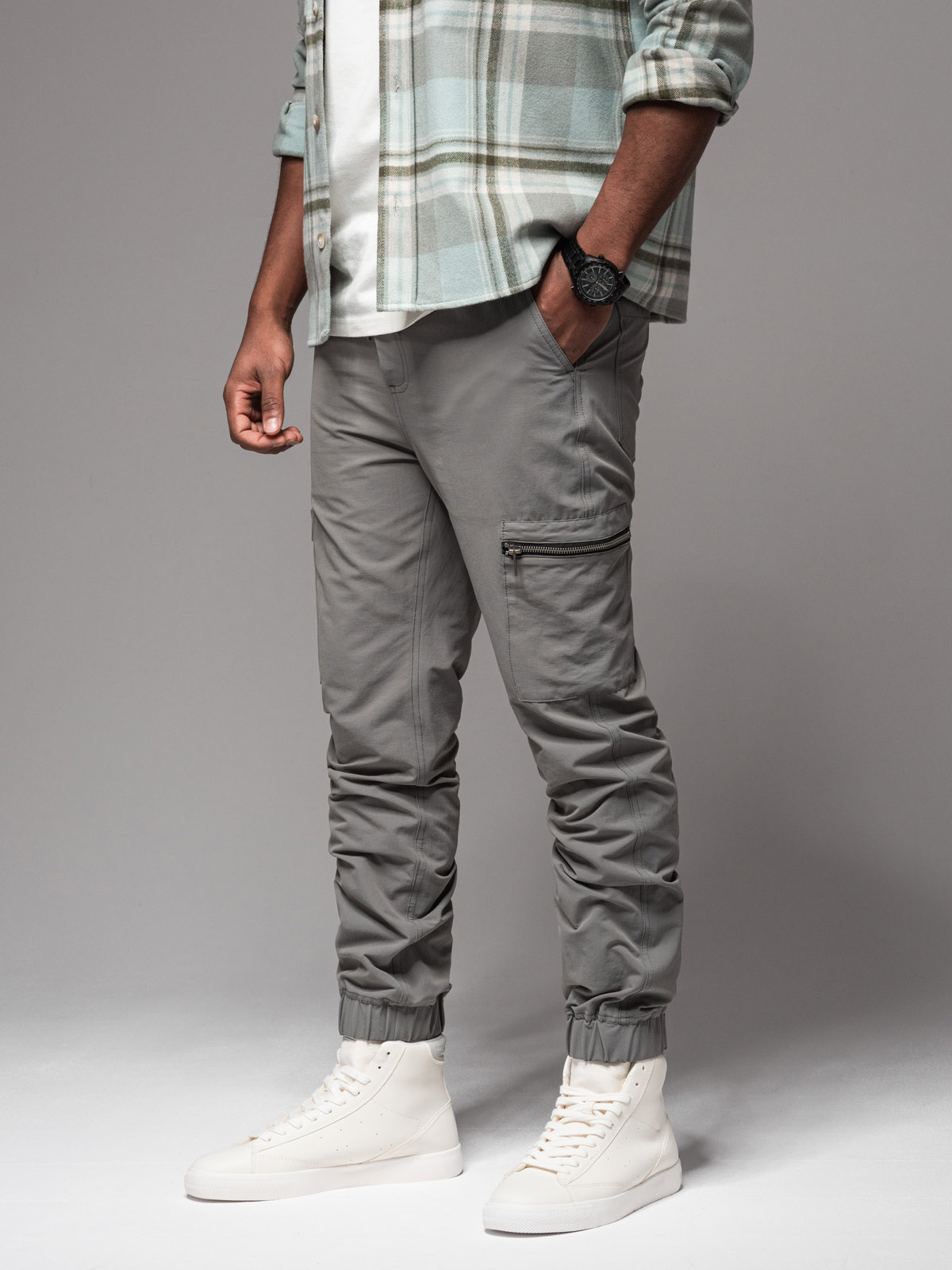 Ombre Men's jogger pants with cargo pockets and print - gray