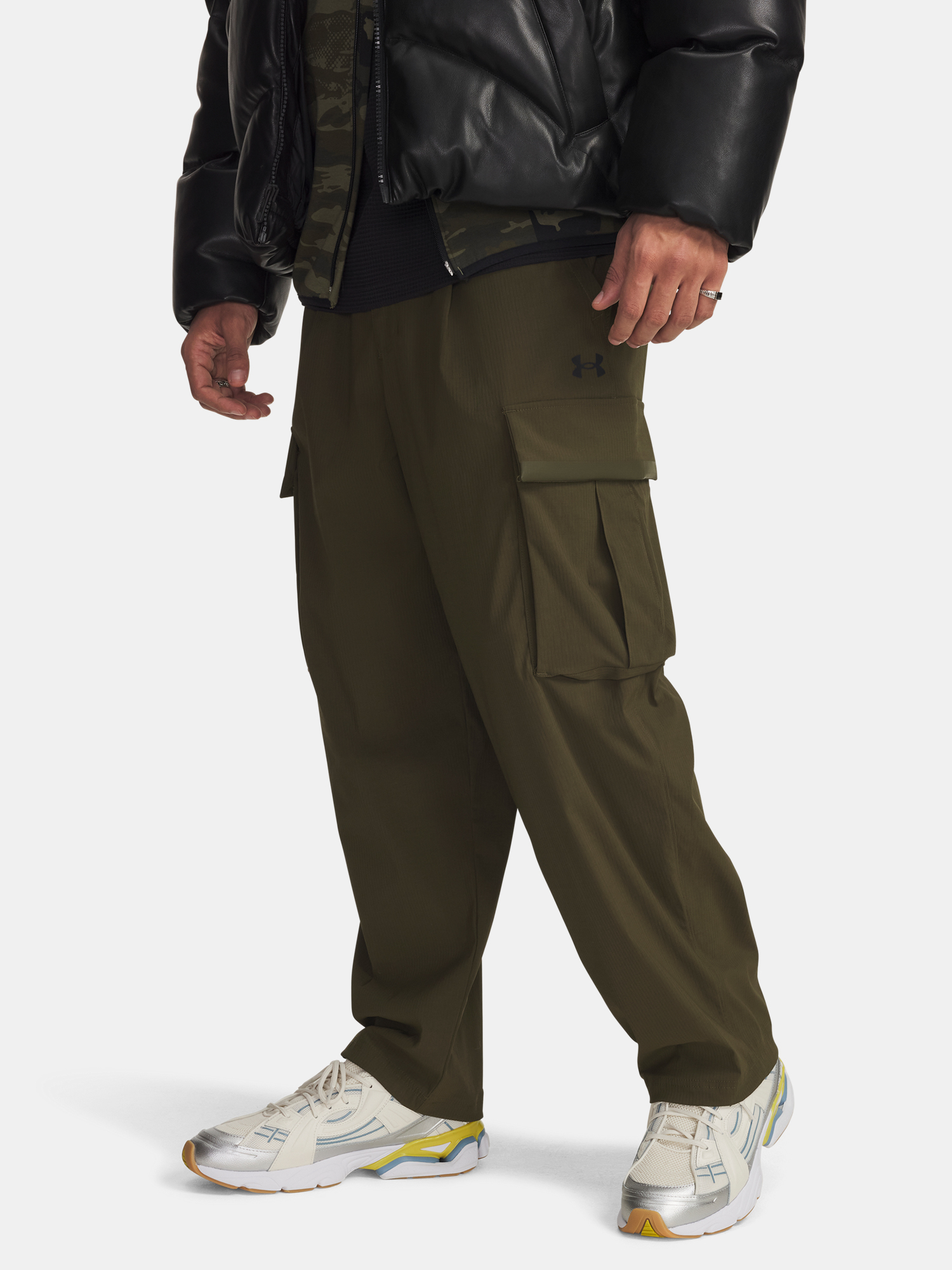 Pánské sportovní kalhoty Under Armour UA UNSTPBLE TXTR WOVEN CARGO-GRN - Pánské