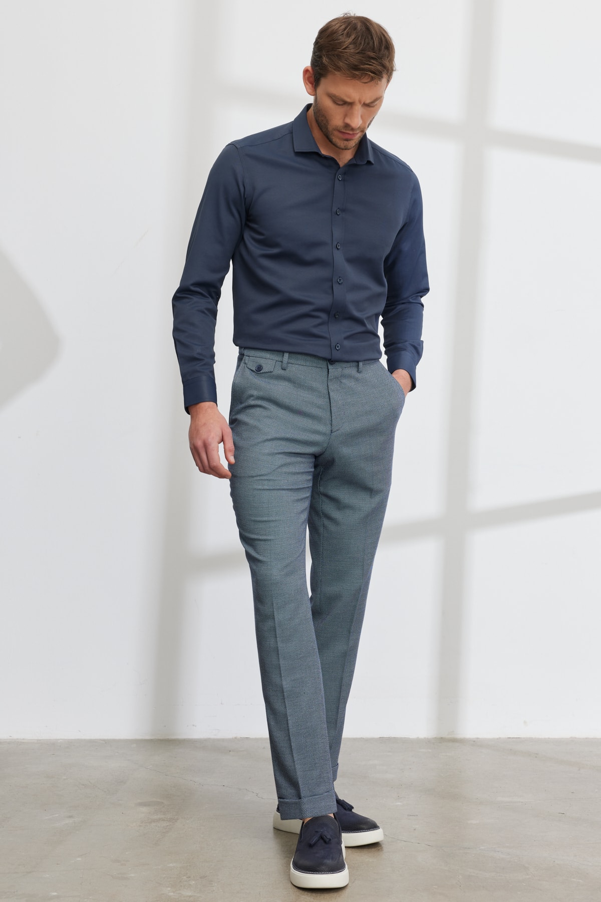Pánské tmavě modré kalhoty ALTINYILDIZ CLASSICS Slim Fit s očkovým vzorem, elastickým pasem a pružným materiálem