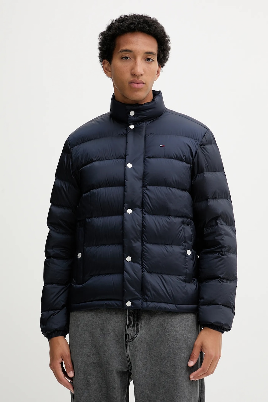 Péřová bunda Tommy Jeans tmavomodrá barva, zimní, DM0DM21937