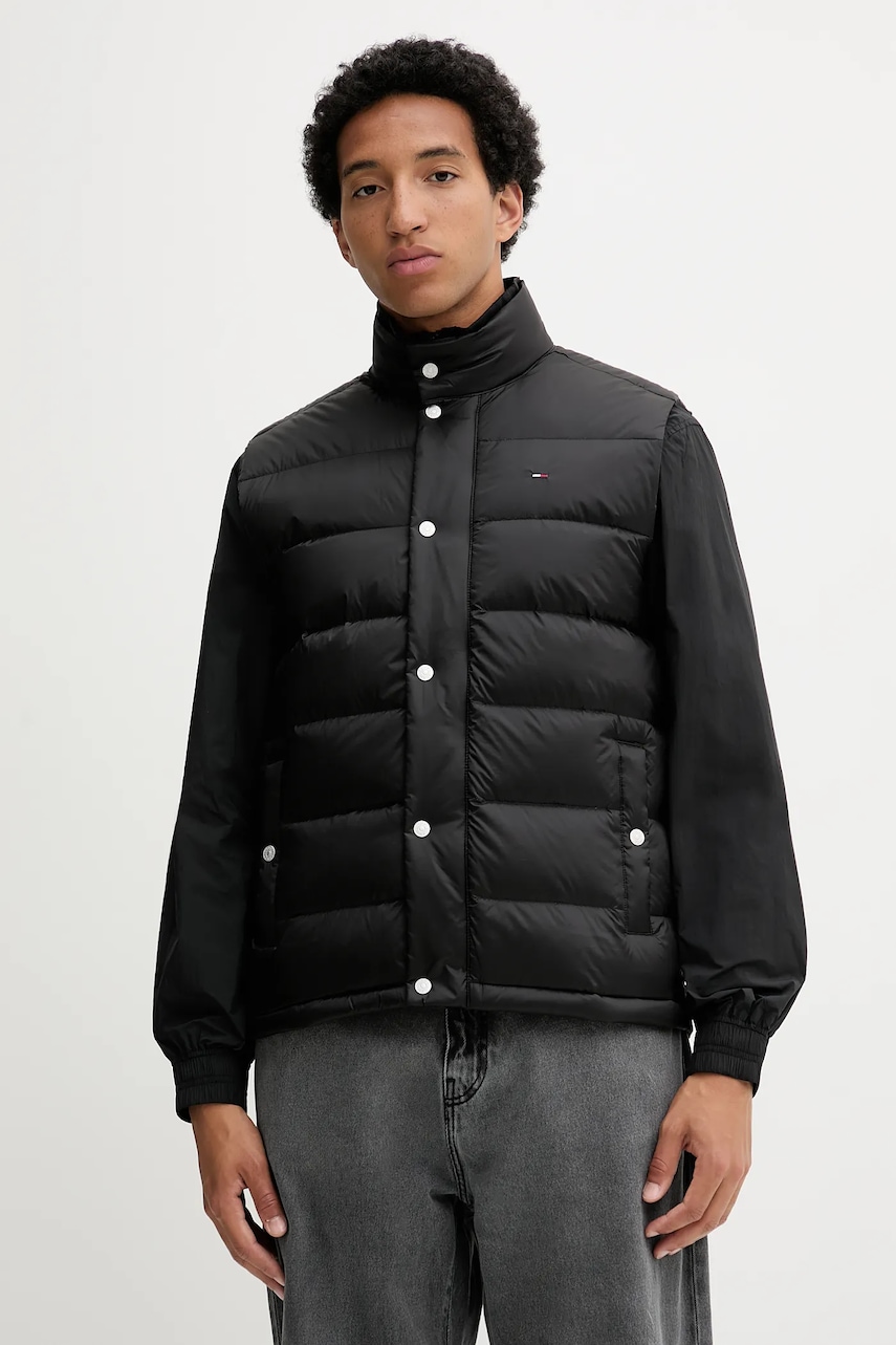 Péřová vesta Tommy Jeans černá barva, zimní, DM0DM21777