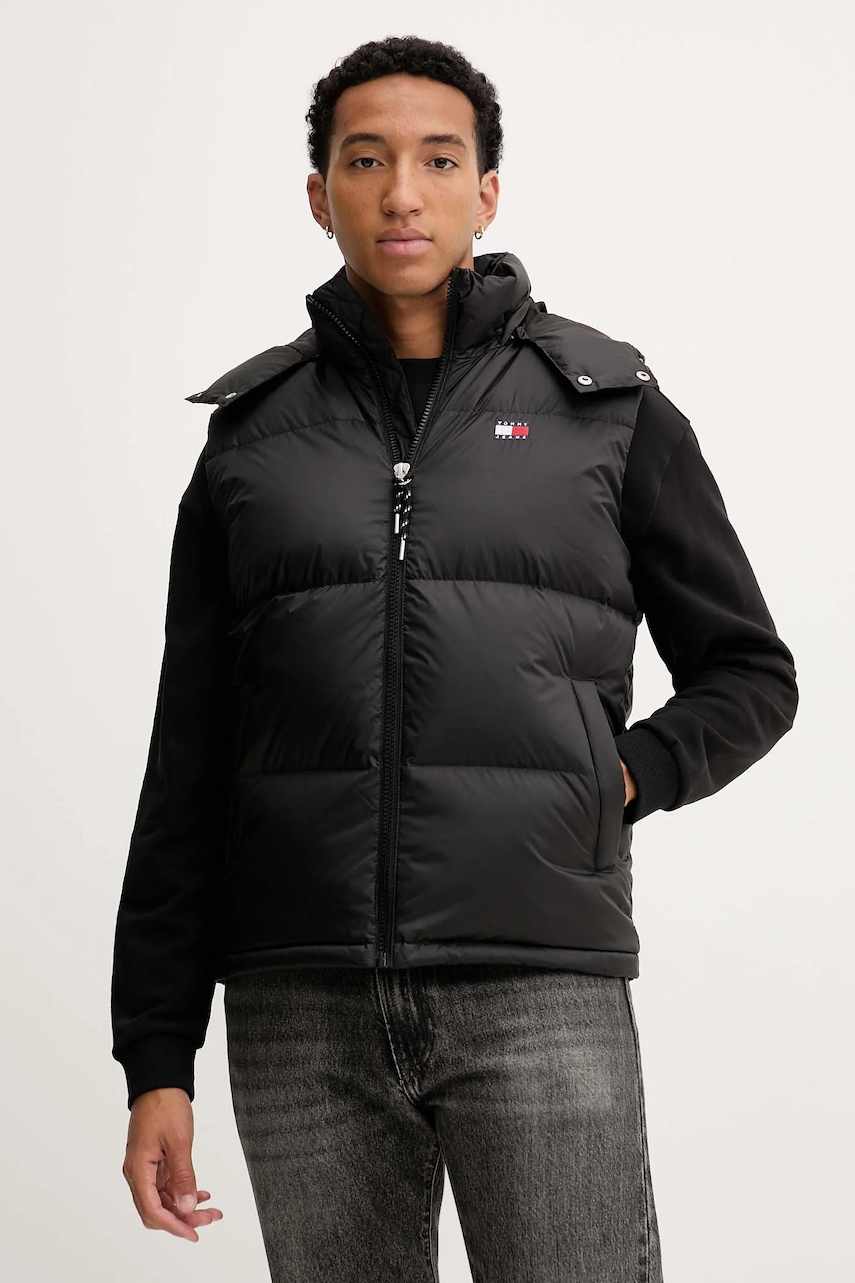 Péřová vesta Tommy Jeans černá barva, zimní, DM0DM22068