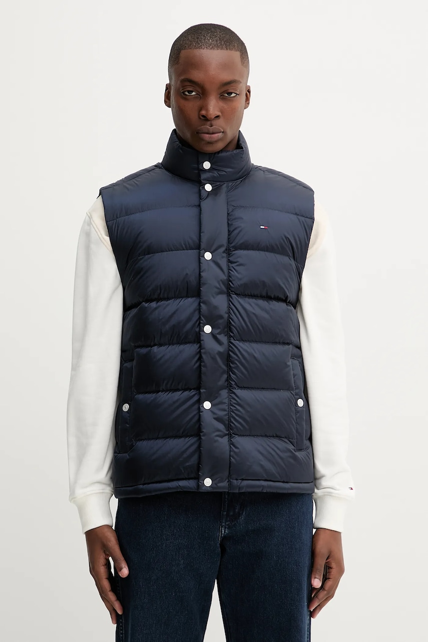Péřová vesta Tommy Jeans tmavomodrá barva, zimní, DM0DM21777