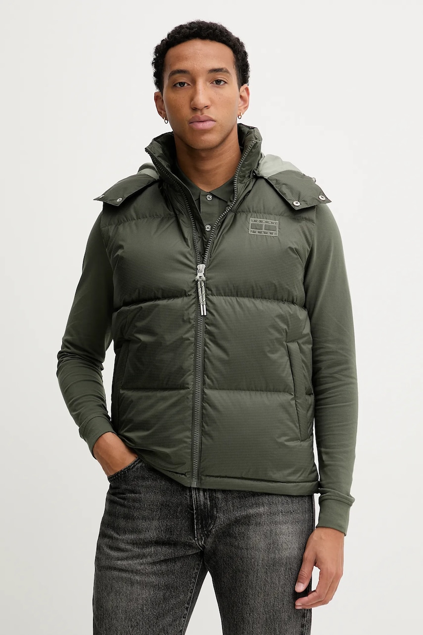 Péřová vesta Tommy Jeans zelená barva, zimní, DM0DM22068