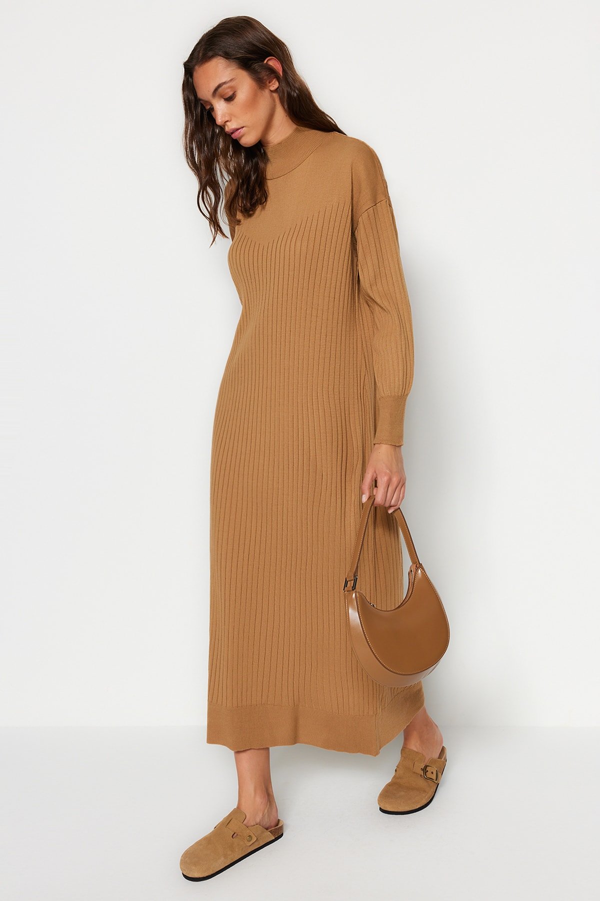 Pletené šaty Trendyol Camel s vysokým výstřihem