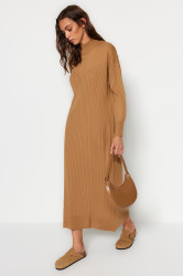 Pletené šaty Trendyol Camel s vysokým výstřihem