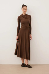 Šaty Bizuu ROTTA hnědá barva, midi, ROTTA BROWN