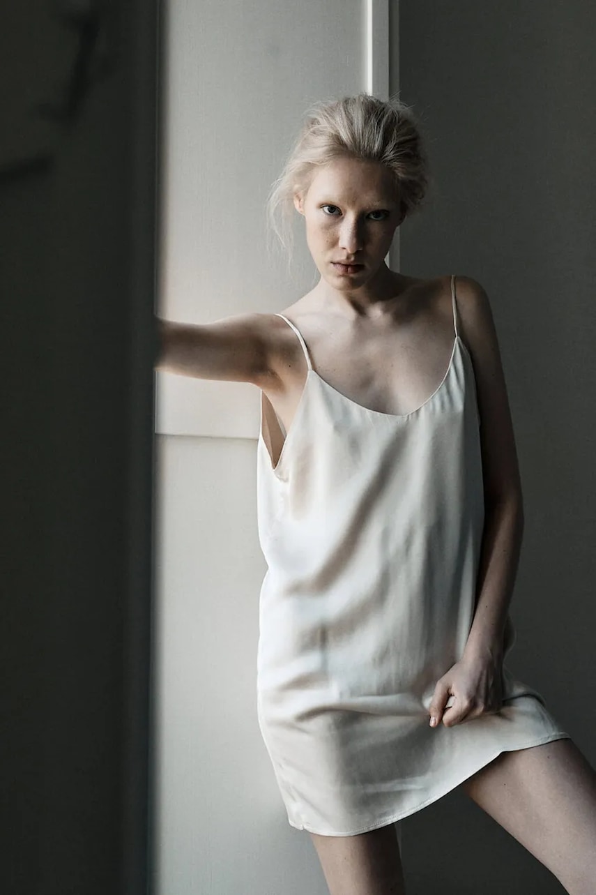 Šaty MUUV. FEU béžová barva, mini