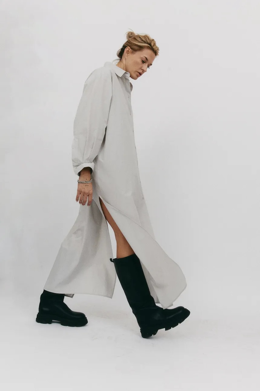 Šaty MUUV. MEIE šedá barva, maxi, oversize