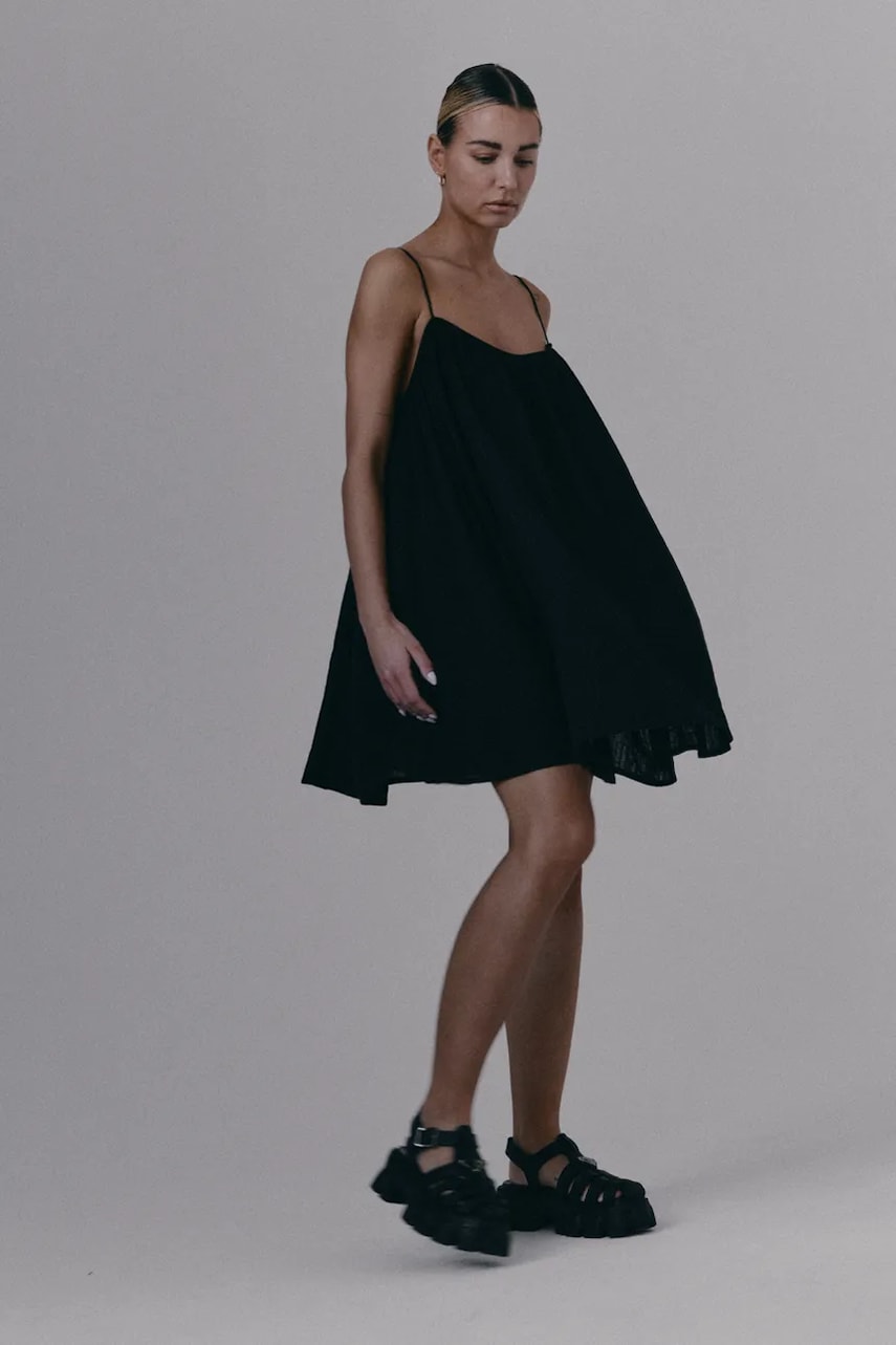 Šaty MUUV. MINIME černá barva, mini