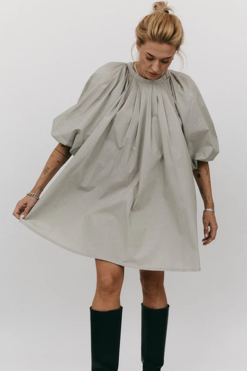 Šaty MUUV. šedá barva, mini, oversize