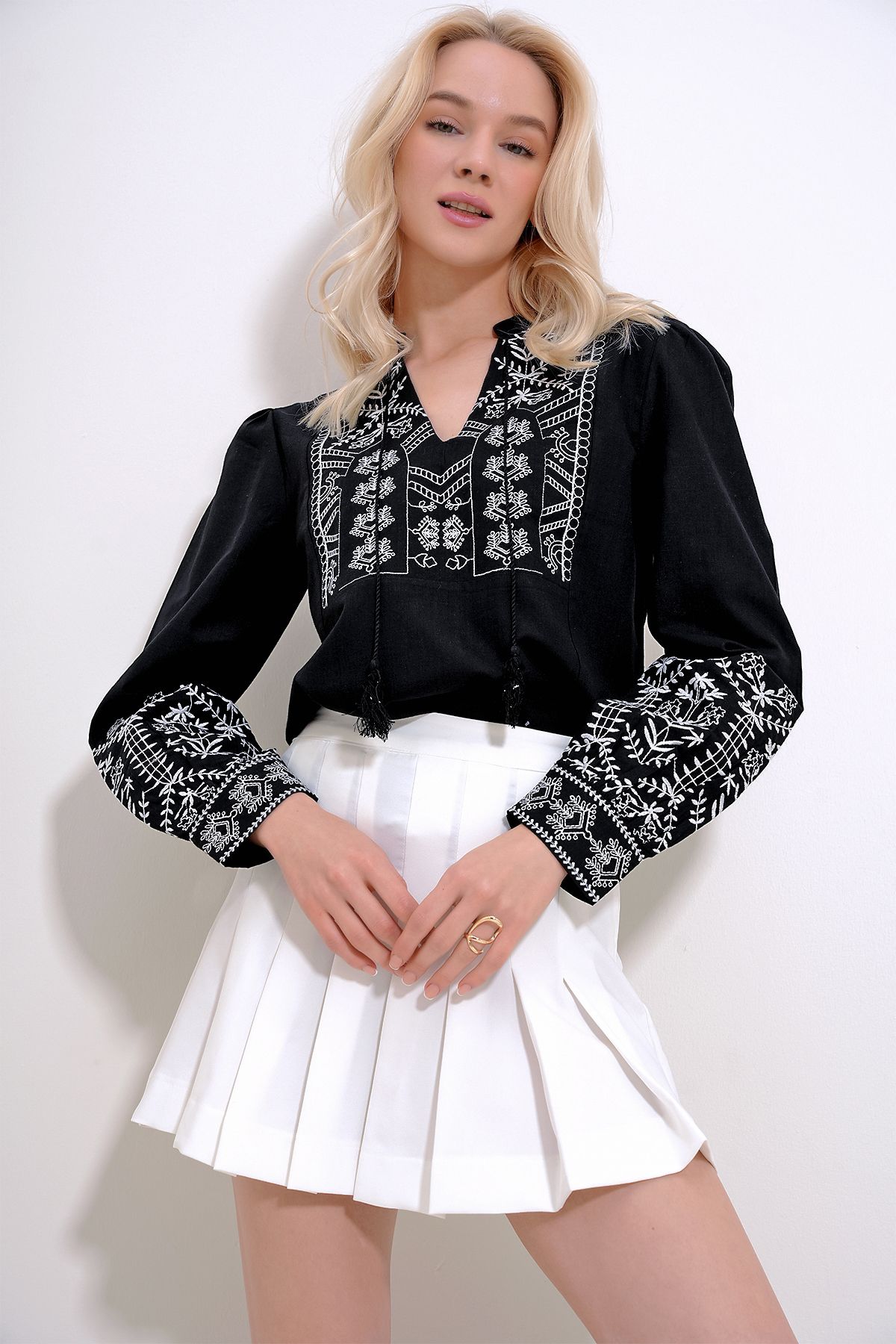 Trend Alaçatı Stili Women's Black Full Collar Tassel Detailed Flared Linen Blouse