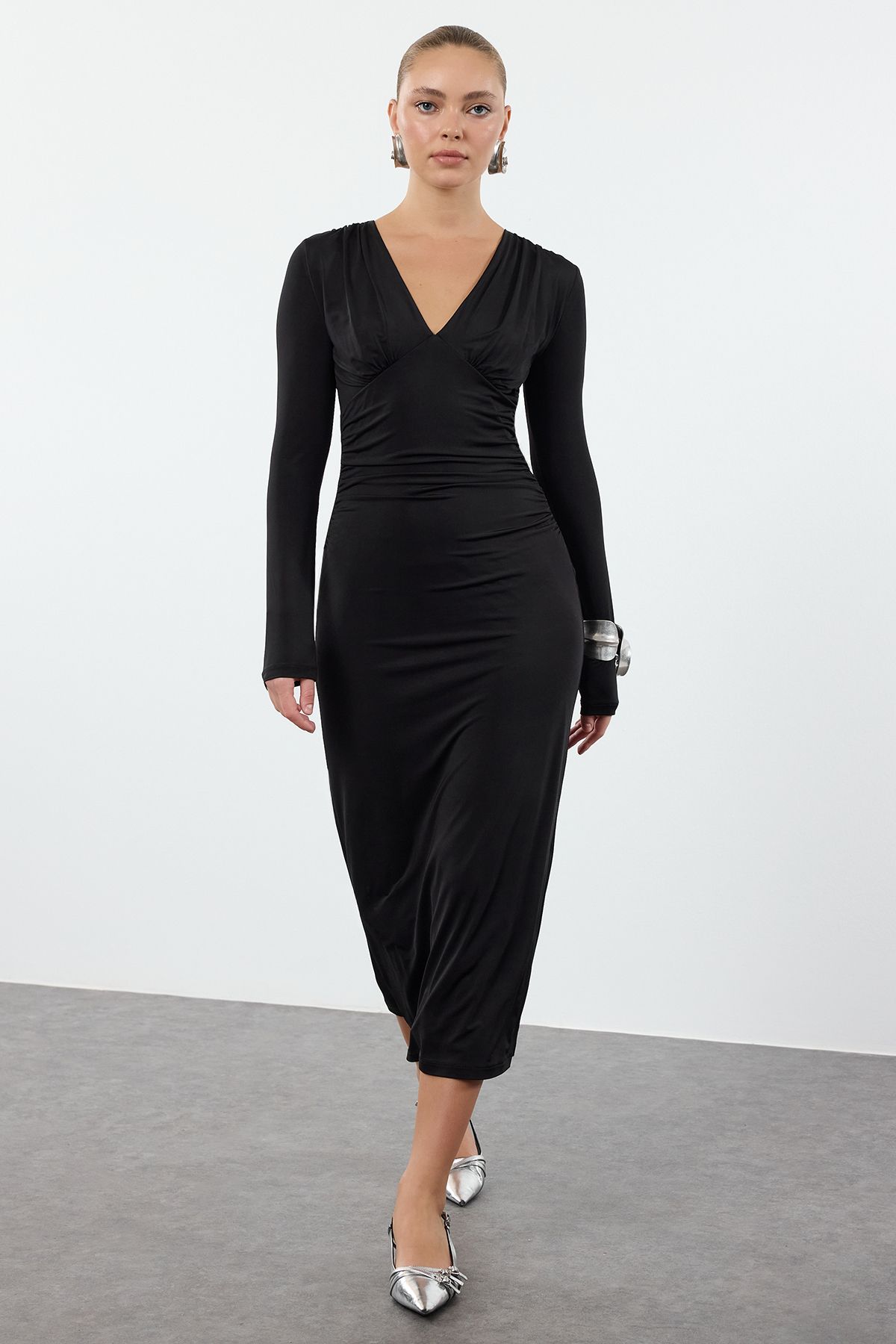 Trendyol Black V-Neck Smocking/Drape Detailed Fitted Midi Knitted Dress