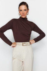 Trendyol Brown Shromážděné Detailní Vysoký Krk Snap Snap Elastické Pletené Kombinézu