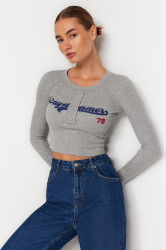 Trendyol Gray Slogan Printed Fitted/Situated Stretch Rib Crop Knitted Blouse