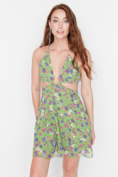 Trendyol Green - vícebarevné šifonové večerní šaty s detailem dekoltu