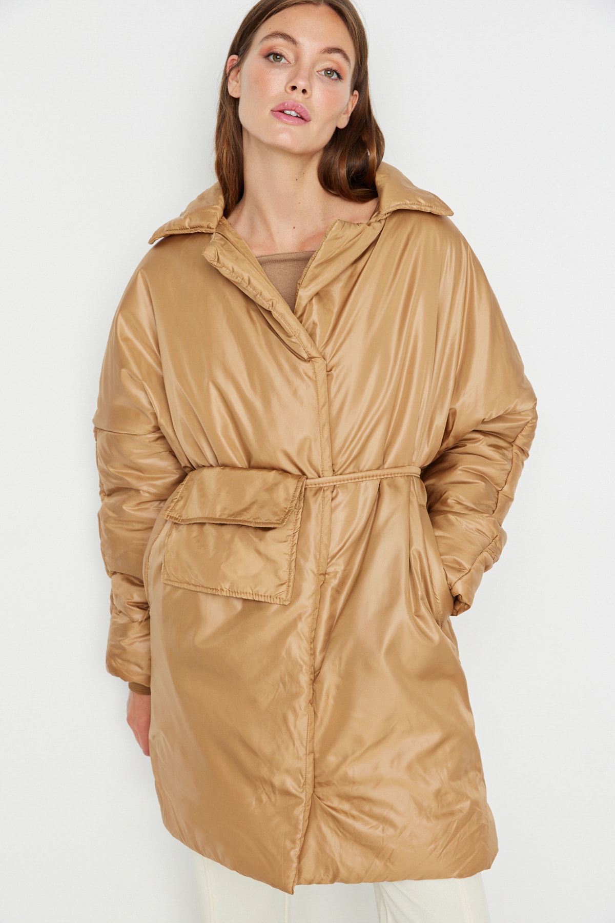 Trendyol s velbloudí taškou, páskem s detailem oversized prošívané péřové bundy