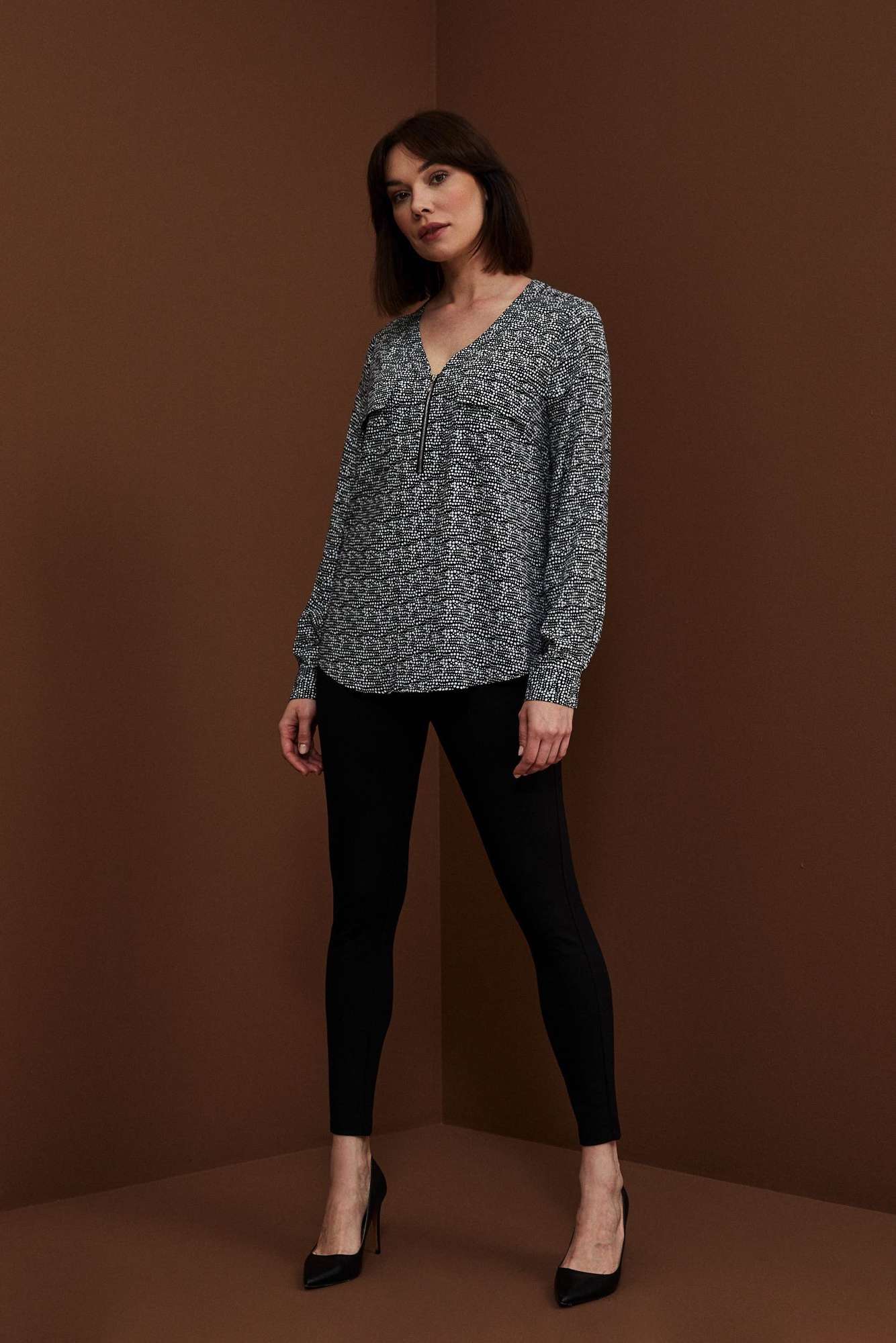 Viskózová košile s výstřihem do V a ozdobným zipem